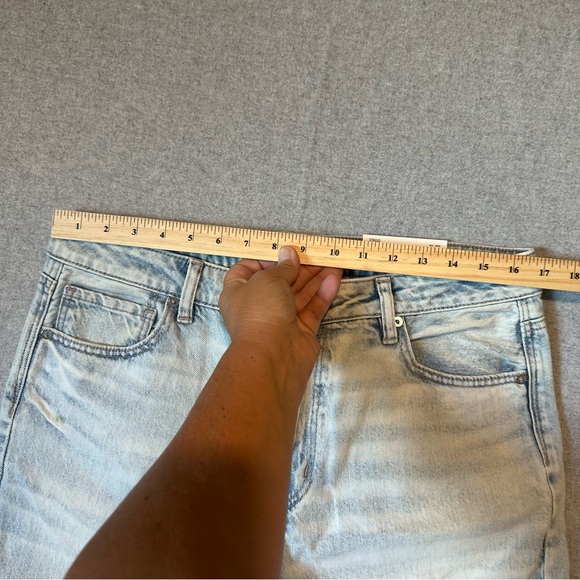 American Eagle Strigid Mom Jean Lightwash Whitewash Sz 14S AEO New Petite Short - Picture 10 of 14